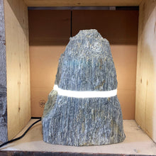 Lade das Bild in den Galerie-Viewer, Gneis-Woodstone-Leuchte - Stein Ambiente